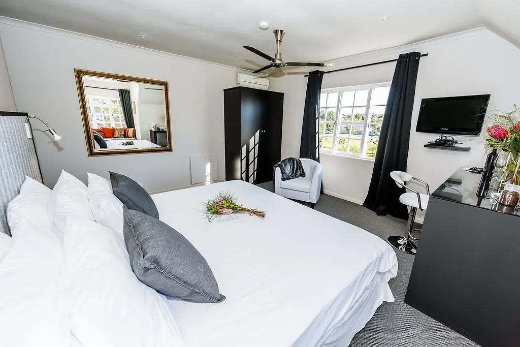 Le Petit Chateau Guest House Durbanville