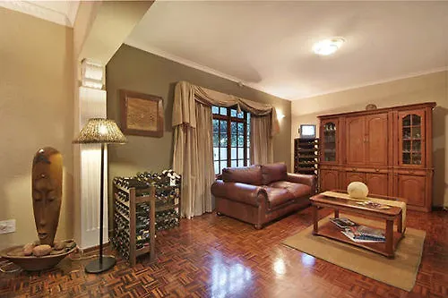 Le Petit Chateau Guest House Durbanville