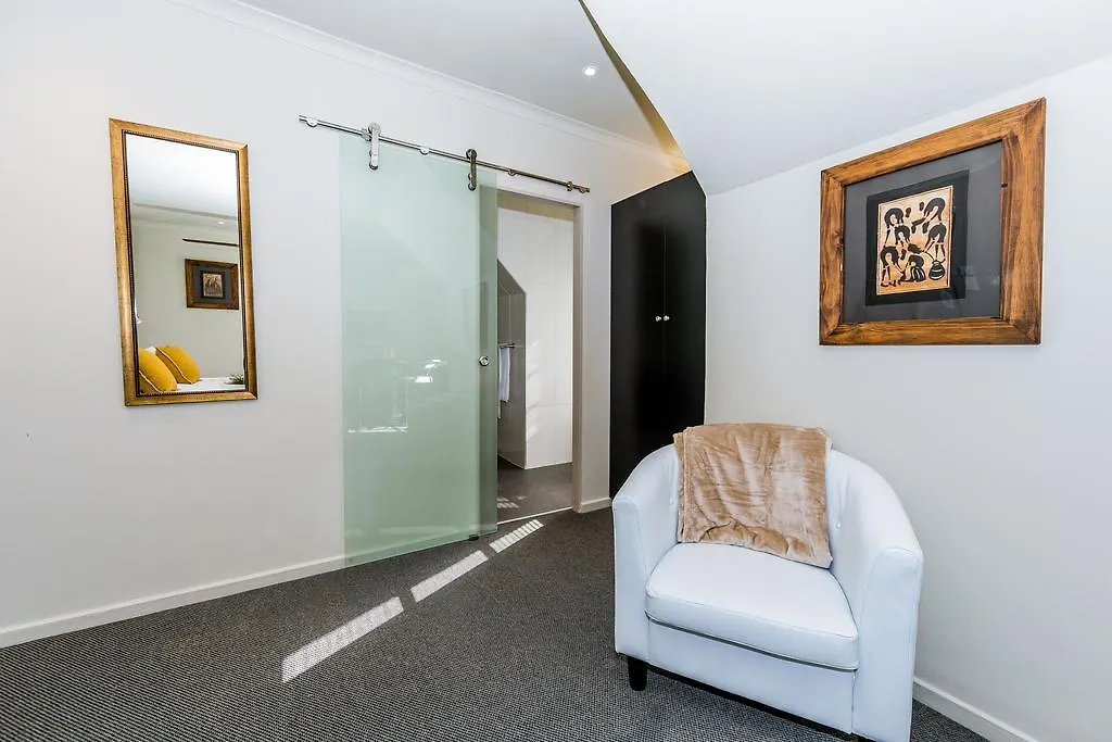 Le Petit Chateau Guest House 4*, Durbanville