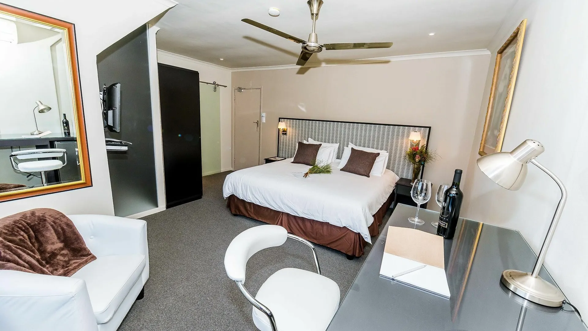 Le Petit Chateau Guest House 4*, Durbanville